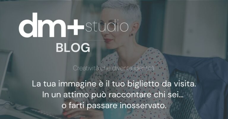Donna al computer con espressione concentrata nello studio creativo – dm+ studio, creatività che diventa identità