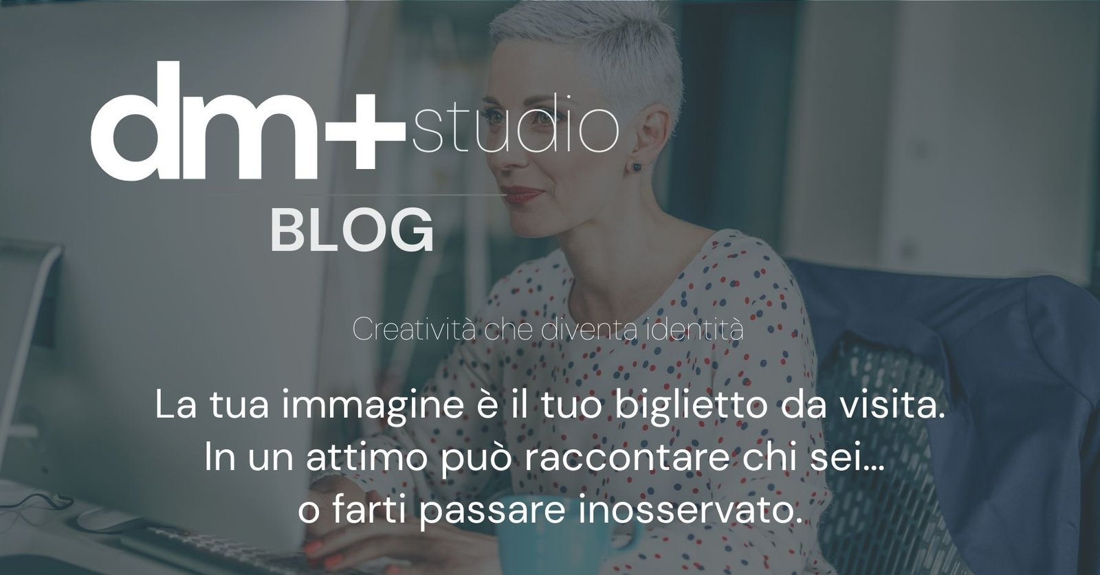 Donna al computer con espressione concentrata nello studio creativo – dm+ studio, creatività che diventa identità