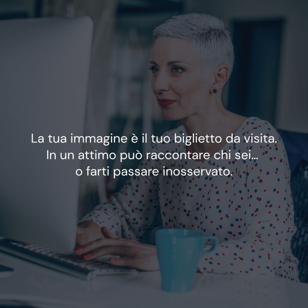 Donna al computer, messaggio La tua immagine è il tuo biglietto da visita – dm+ studio