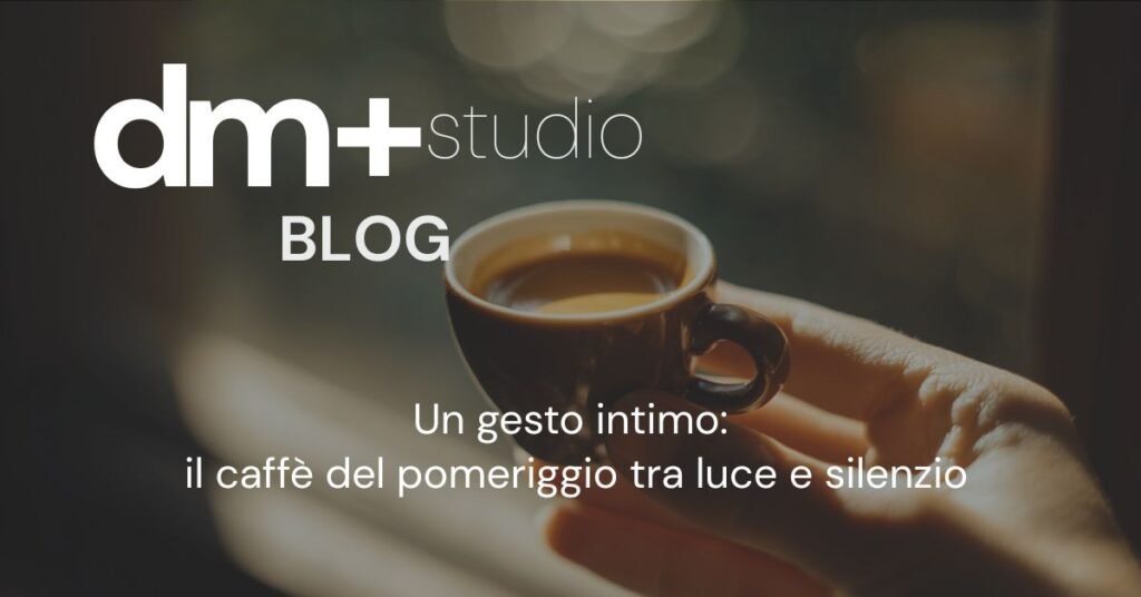Mano che solleva una tazzina di caffè del pomeriggio illuminata da luce dorata, simbolo di pausa e rituale quotidiano di relax. di dm plus studio