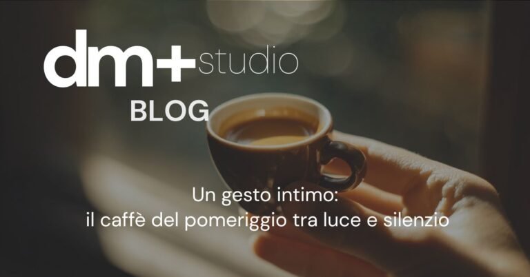 Mano che solleva una tazzina di caffè del pomeriggio illuminata da luce dorata, simbolo di pausa e rituale quotidiano di relax. di dm plus studio