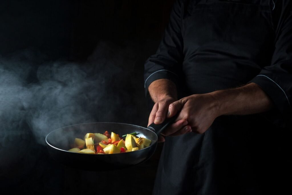 Chef che salta verdure in padella con vapore visibile – fotografia food creativa e professionale. - dmplus. dm+. Damiano Macaluso
