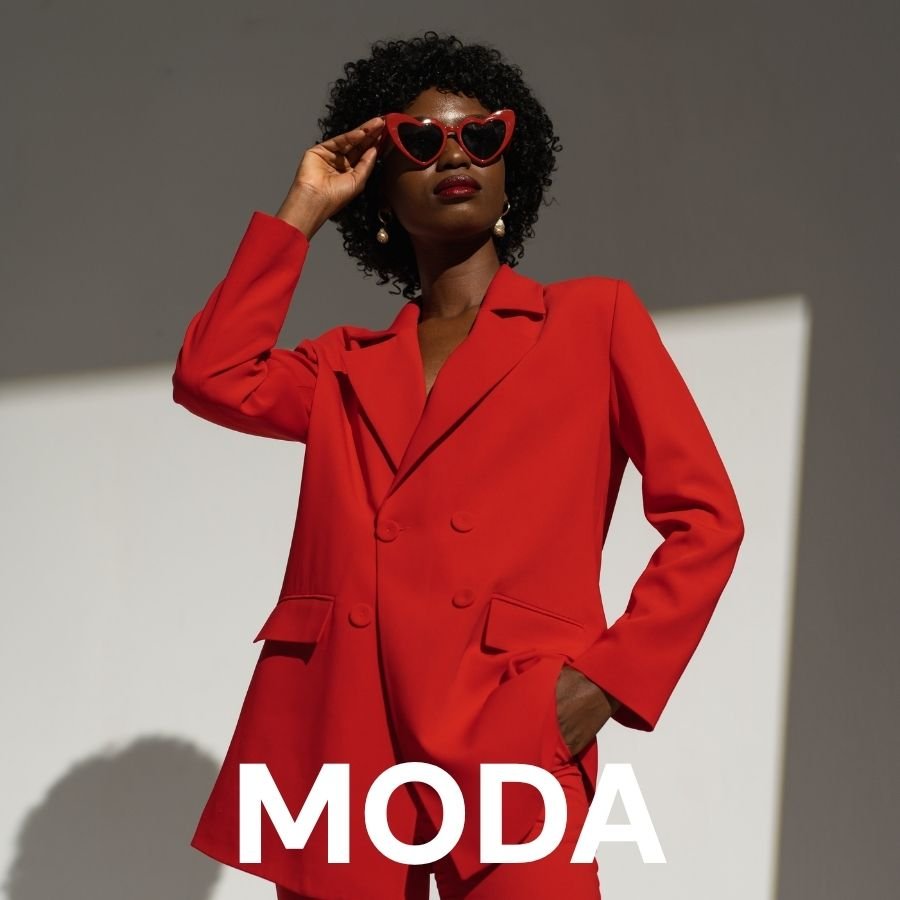 Gallery Progetti unici. Foto moda in luce naturale con modella in posa e sfondo neutro, shooting curato in studio. dmplus. dm+. Damiano Macaluso