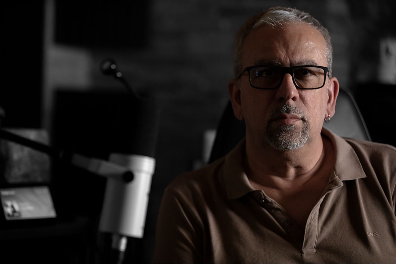 Ritratto professionale di Leonardo Bruno, musicista e sound designer, con look minimal e sguardo ispirato. Specializzato in paesaggi sonori e identità audio per progetti creativi. dmplus. dm+. Damiano Macaluso