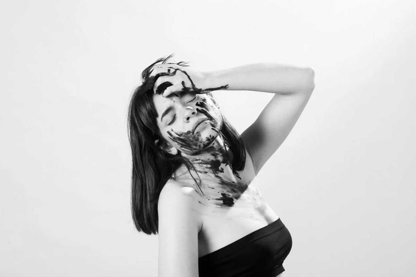 Ritratto professionale di Martina Macaluso, graphic designer e illustratrice, con espressione creativa e luce soffusa. Esperta in visual storytelling e identità visiva.dmplus. dm+. Damiano Macaluso