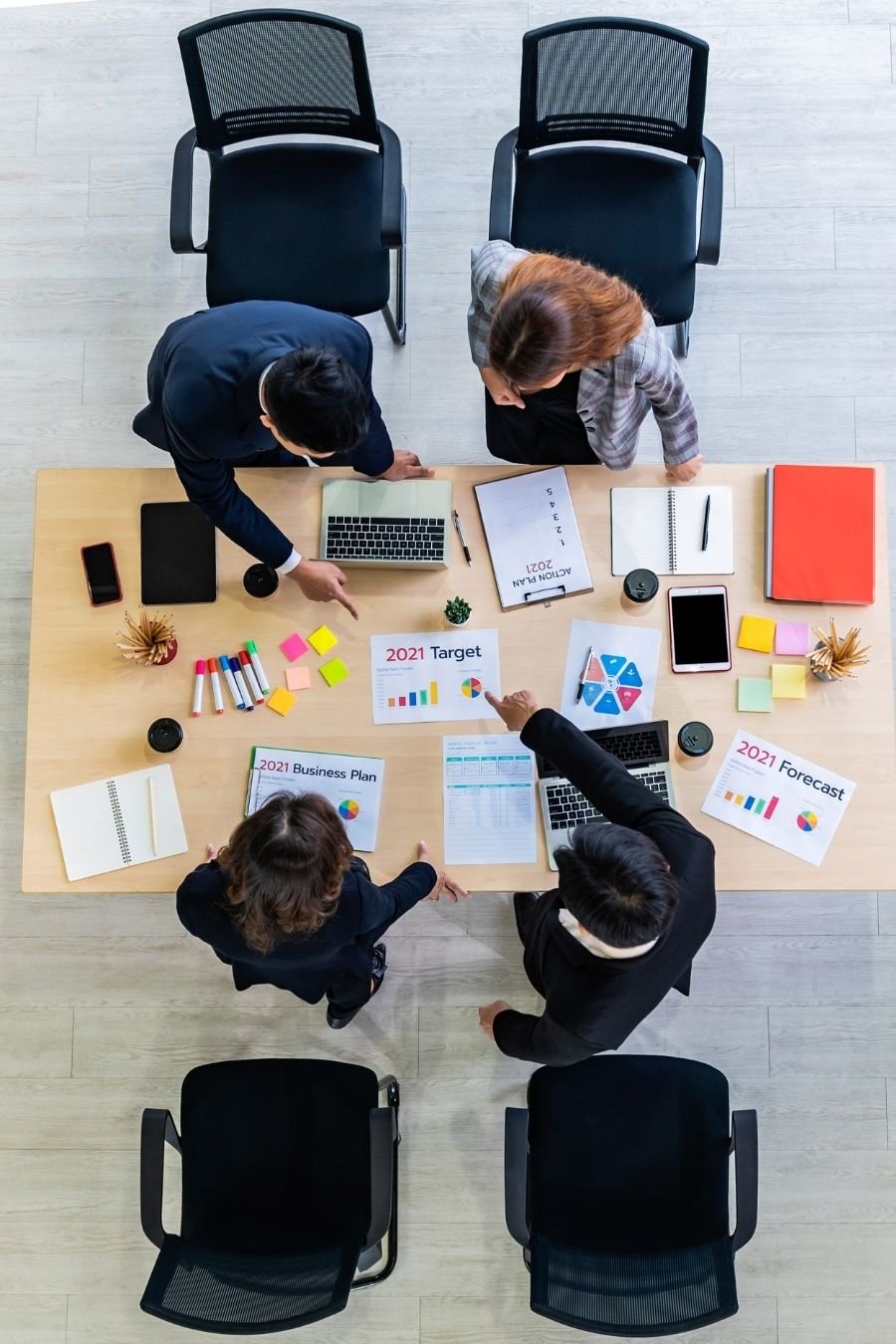 Contatti Ritratto professionale in ambiente aziendale: luce naturale, espressione autentica e taglio pulito. Scatto corporate firmato dm+ studio. Damiano Macaluso