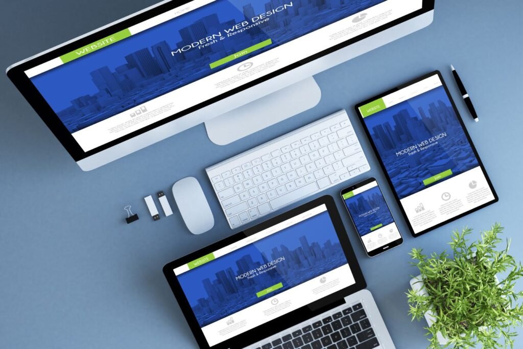 Mockup di sito web moderno e responsive visualizzato su computer, tablet, smartphone e laptop, disposti su una scrivania blu con tastiera, mouse e pianta decorativa. dmplus. dm+. Damiano Macaluso