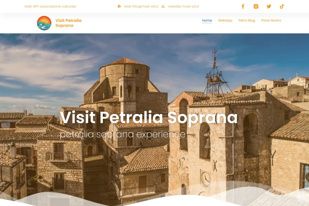 Sito web di Visit Petralia Soprana, con il centro storico del borgo e un campanile in primo piano